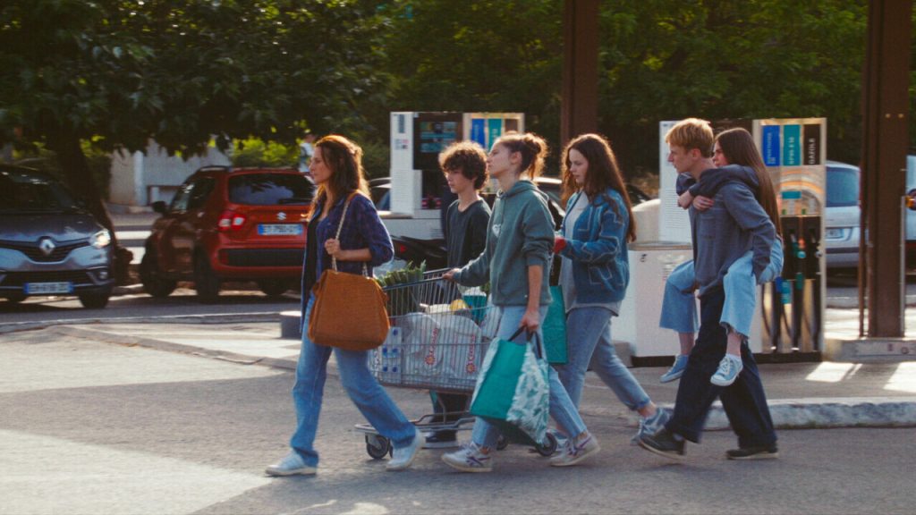 03-Toni-en-famille-Nathan-Ambrosioni-Stills-Festival-Ohlala-2024