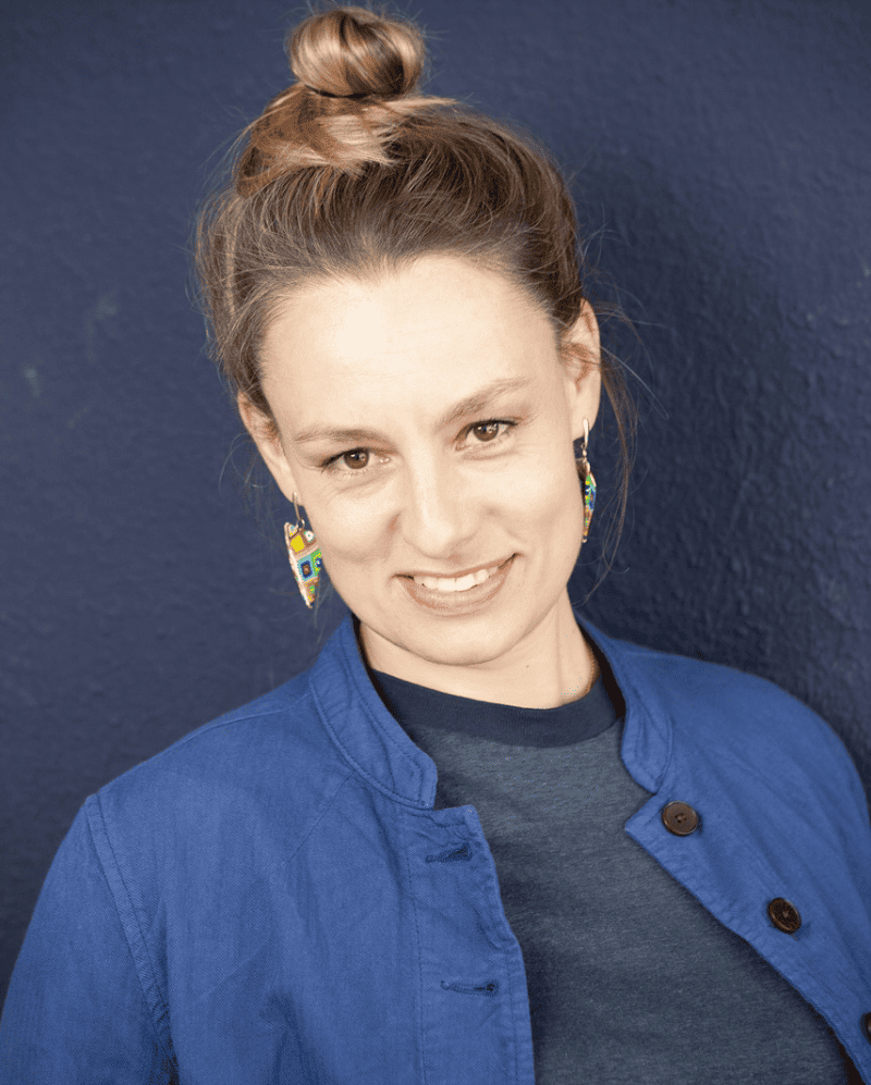 Retrat de la directora de cinema suïssa Marie-Elsa Sgualdo. Porta una jaqueta blava.